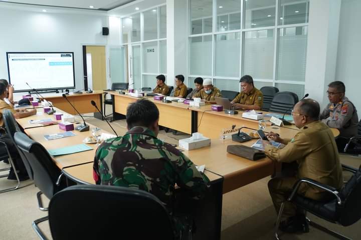 Pejabat Pemko Padang Panjang saat ikuti rapat pengendalian inflasi harga pangan dengan Kemendagri, Senin (19/2/2024) siang, secara virtual di aula Balai Kota setempat